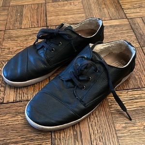 Womens Tom’s synthetic leather sneakers.